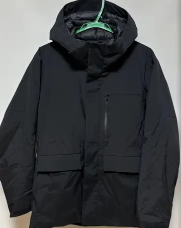 유니클로 하이브리드 다운 후드티 블랙 M 오버 사이즈