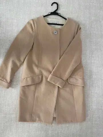 [라 토탈리테(La TOTALITE)] 비쥬 부착 노카라 코트