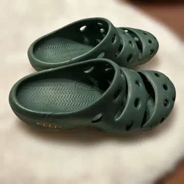 KEEN 다크 그린 남성용 요기 샌들 레어 컬러