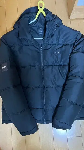 RVCA 후드 부착 블랙 다운 자켓 M 사이즈