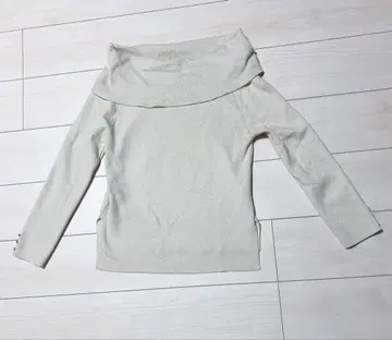 [ 새상품급 ] JUSGLITTY 오프숄더 긴팔 니트 크림색