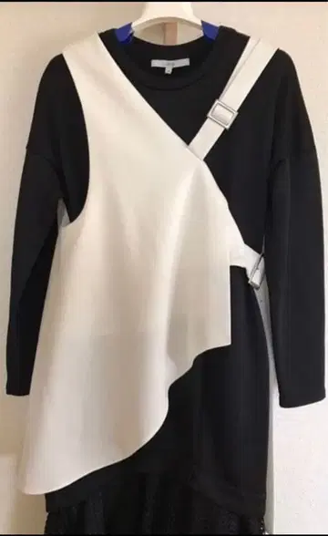 레어 UN3d 화이트 베스트