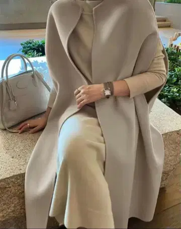 고급스러운 아이보리 컬러의 울 코트