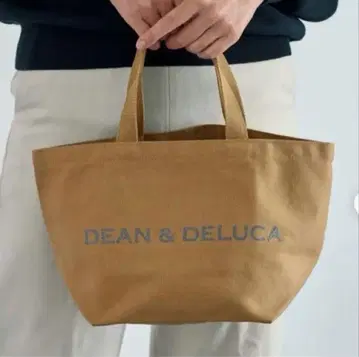 딘앤델루카 차리티 토트 2025 카페오레 S