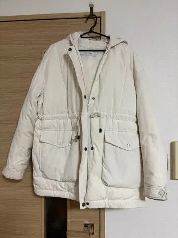 화이트 후드 부착 다운 자켓