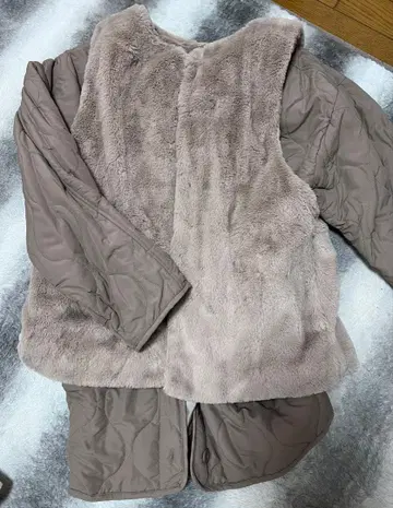 베이지 퀼팅 자켓 인조 모피