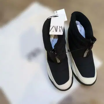 새상품 ZARA 블랙/화이트 스니커즈