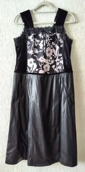 새상품 슈퍼뷰티 40 럭셔리 원피스 블랙과 흰 꽃 패턴과 인조 가죽