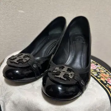 토리버치 블랙 에나멜 펌프스 로고 포함