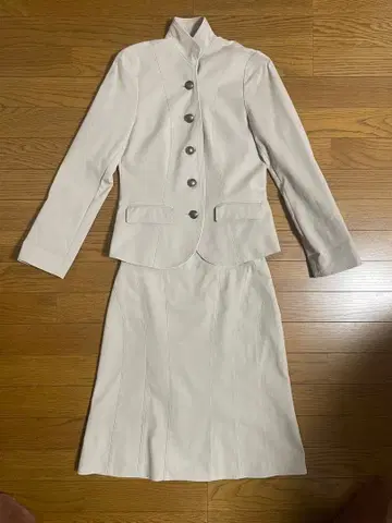 화이트 자켓과 스커트 세트