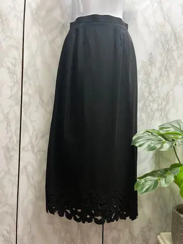 니나리치 타이트 롱 스커트 꽃무늬 컷 아웃 블랙