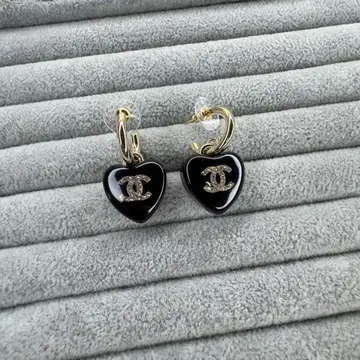 블랙 하트 로고 귀걸이