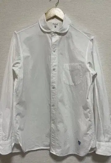 화이트 버튼다운 셔츠