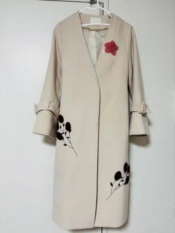 MIIA 플라워 자수 베이지 롱 코트