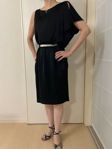 슬리브리스 블랙 드레스 무릎 기장