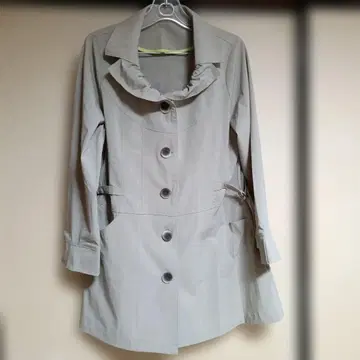 프릴 달린 옷깃 라이트 그레이 트렌치코트