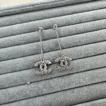 로고 모티브 실버 체인 귀걸이