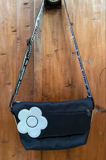 마리콴트 패브릭 소재 숄더백