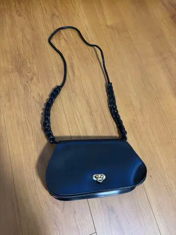 beams 블랙 플랩 숄더백