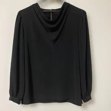 시선당 블랙 드레이프 넥 긴팔 셔츠