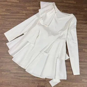 [새상품] 셀포드 비대칭 프릴 블라우스 화이트 36