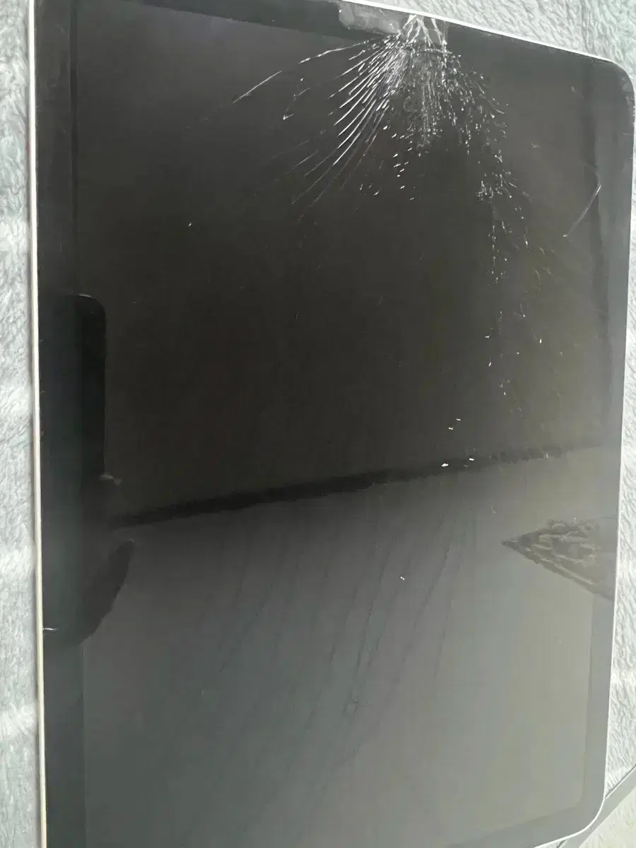 iPad Air 5/64GB Screen Damaged For Sale