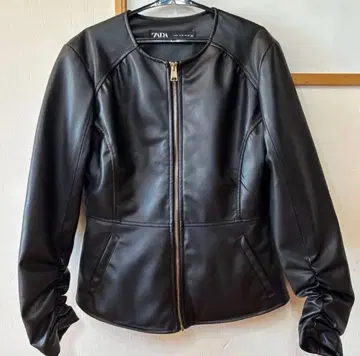 ZARA 블랙 프릴 슬리브 가죽 자켓