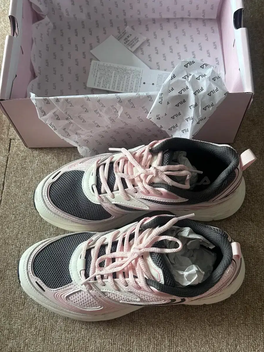 New product 25s/s Fila Interrun 2.0 pink sneakers (original price 99,000)