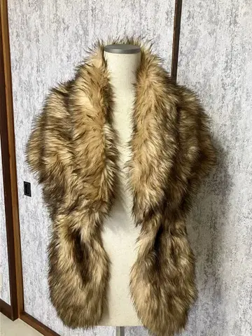 브라운 계열 퍼 스톨 새틴 안감 부착