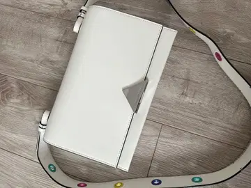 엠포리오 아르마니 화이트 숄더백