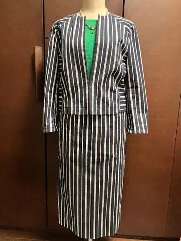 TOMORROW LAND 네이비와 화이트 스트라이프 셋업