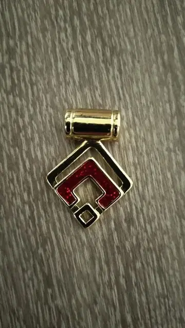골드와 빨간색 다이아몬드형 펜던트