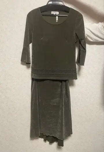올리브 그린 셋업 플레어 슬리브