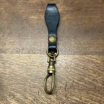 블랙 가죽 키링 놋쇠 금장 장식 포함