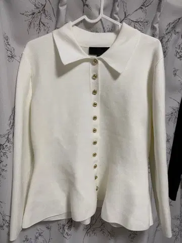 ZARA 화이트 버튼 니트 L 사이즈