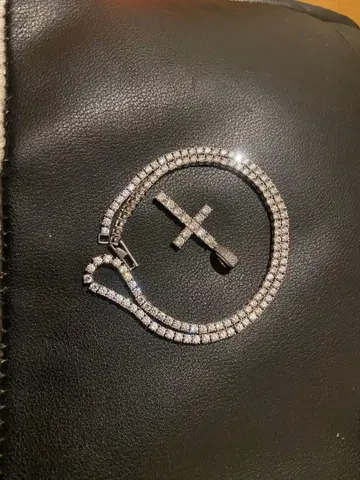 아발란치 크리스탈 부착 크로스 목걸이 45cm