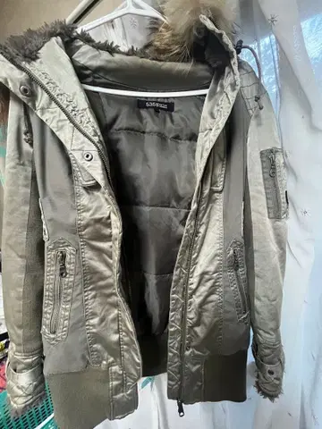 카키 퍼 포함 다운 자켓