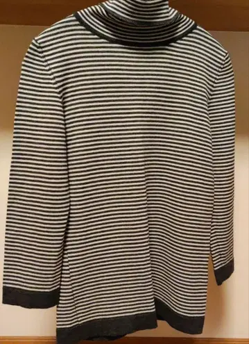 마가렛호웰 그레이와 화이트 스트라이프 터틀넥 니트 긴팔