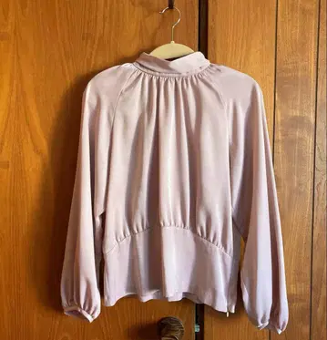 새상품 택 포함 아나텔리어 리본 포함 핑크 베이지 새틴 블라우스 38