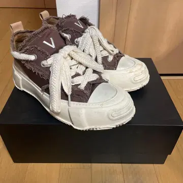 VALABASAS 브라운 캔버스 스니커즈
