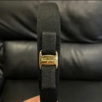 페라가모 블랙 리본 머리띠 골드 금장 장식 포함 머리띠