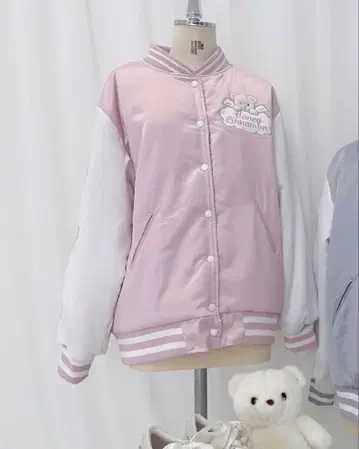 시나몬 군 깃털 아플리케 바시티 자켓 핑크