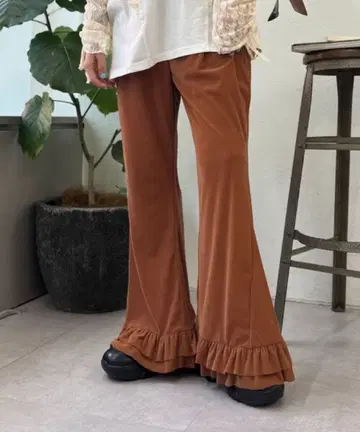w closet 밑단 프릴 벨로아 팬츠