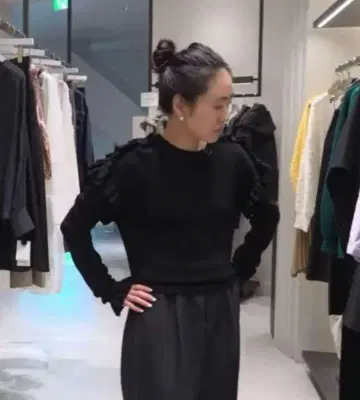 새상품급 ASTRAET 프릴 크루넥 니트 금자 아야