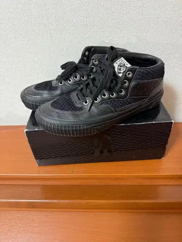 PASSPORT 콜라보 Half Cab 블랙 하이컷 스니커즈