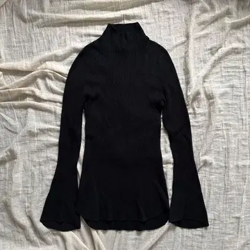 유니클로 마메쿠로구치 콜라보 3D 리브 하이넥 스웨터 리브 니트