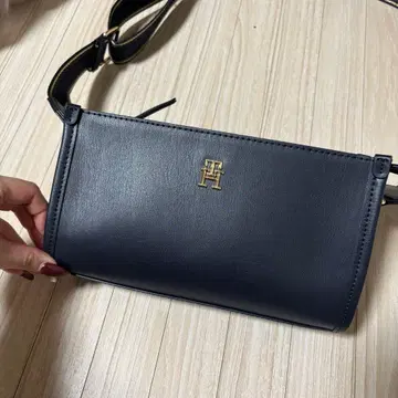 타미힐피거 모노타입 토널 로고 스몰 크로스오버 백