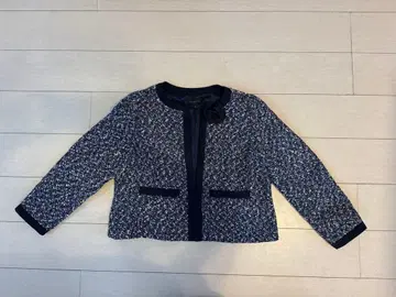 네이비 트위드 자켓과 플레어 스커트 셋업