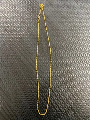 골드 컬러 트위스트 디자인 목걸이