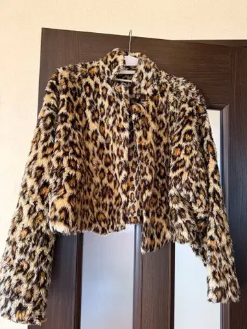 레오파드 무늬 인조 모피 크롭 자켓